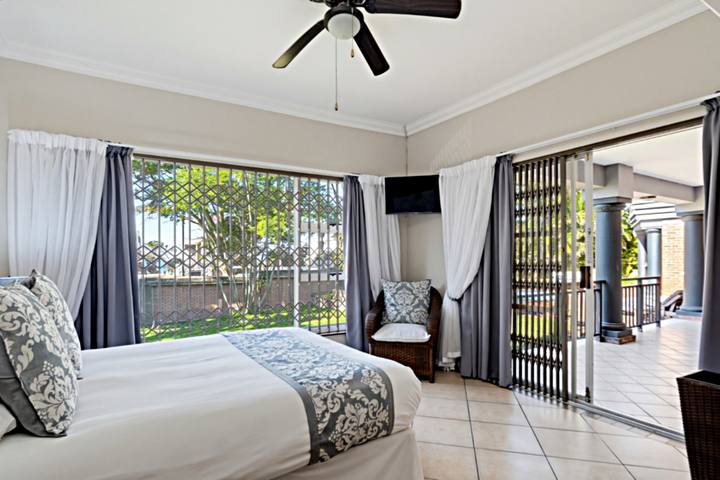 Palm View Main bedroom